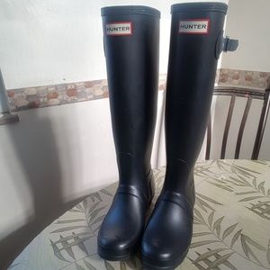 Black matte hunter rain boots!!!!